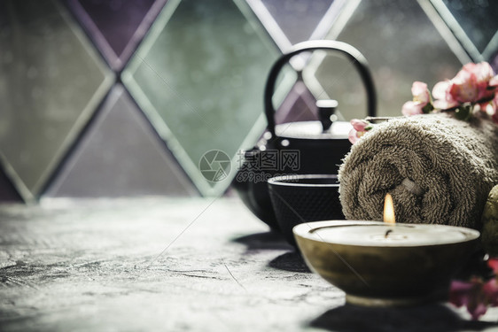 在旧窗户附近的石头背景上亚洲茶叶和温泉布局天然温泉处理和放松概念茶和SPA成分天然化妆品和健康概念图片
