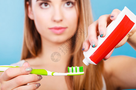 口腔牙科浴室用具概念牙刷上膏的妇女上的妇女上的妇女图片