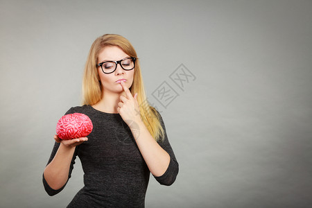 女思考和持有假大脑图片素材