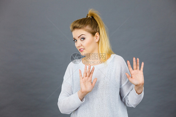 女拒绝手举的停止势图片