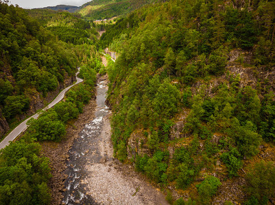 挪威山区的道路和河流图片