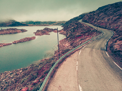 挪威山区的道路和湖泊图片