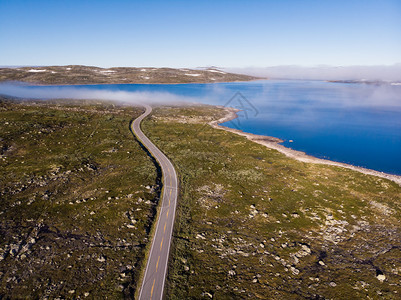 挪威山区的道路和湖泊图片