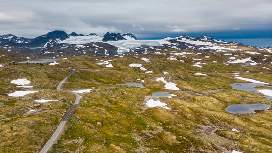 穿越山地的公路远处雪峰和冰川旅游景点5Sognefjellet挪威空中视图山地景观挪威路线Songnefjellet图片