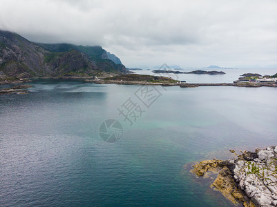 在挪威Henningsvaer地区FjordVjestfjordLofoten岛Henningsvaer地区水域中海景带有小岛的图片