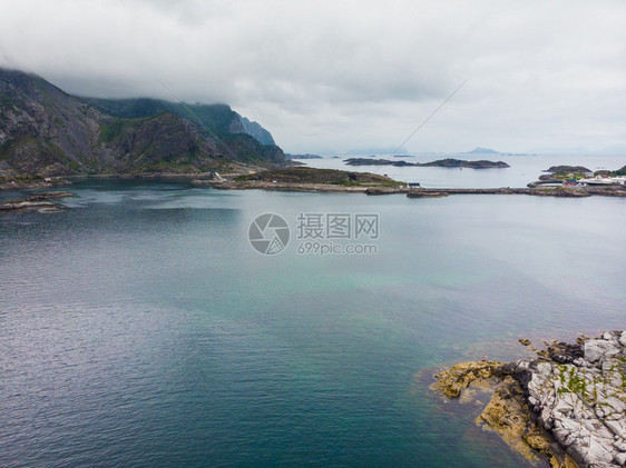 在挪威Henningsvaer地区FjordVjestfjordLofoten岛Henningsvaer地区水域中海景带有小岛的图片