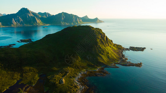 Vestvagoy岛海岸Uttakleiv地点海景与风岩石般的海岸线和高山Lofotten群岛北挪威欧洲Vestvagoy岛的海图片