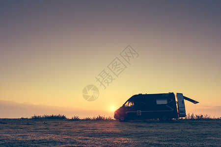 希腊风景日出时一辆野营房车的美景图片