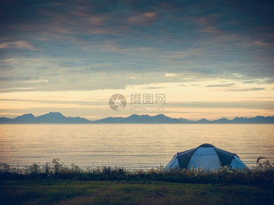 夏季Gimsoysand沙滩上的蓝帐篷在海岸露营挪威洛福滕群岛假日和旅行挪威洛福滕岛海滩帐篷挪威洛福滕岛图片