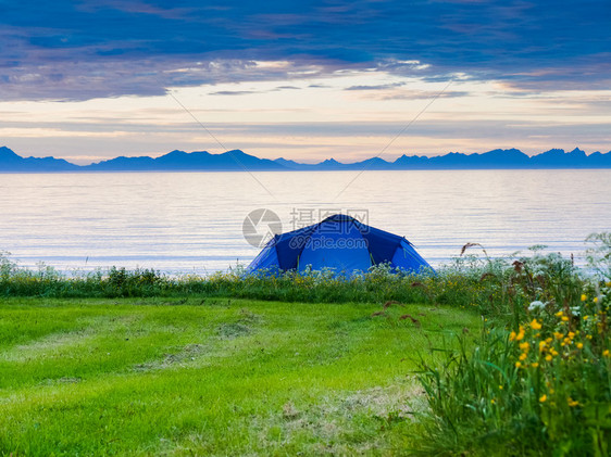 夏季Gimsoysand沙滩上的蓝帐篷在海岸露营挪威洛福滕群岛假日和旅行挪威洛福滕岛海滩帐篷挪威洛福滕岛图片