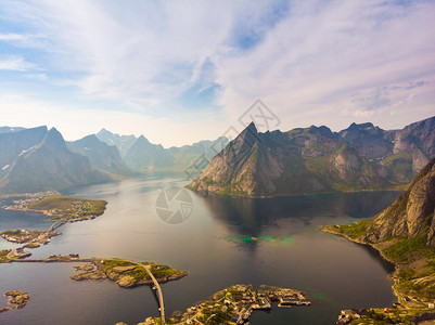 与Reine村的景象峡湾观海岸自然山峰高得尖锐北挪威Lofotten岛旅行目的地Fjord和山地景观挪威Lofoten岛图片