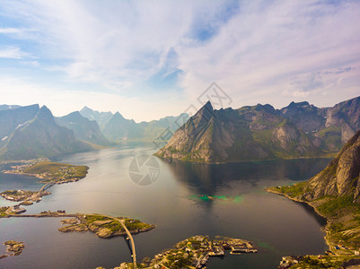 与Reine村的景象峡湾观海岸自然山峰高得尖锐北挪威Lofotten岛旅行目的地Fjord和山地景观挪威Lofoten岛背景图片