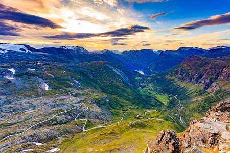 Geirangerfjord和山地风景从Dalsnibba的视角看得很精彩Geiranger天行平台挪威图片