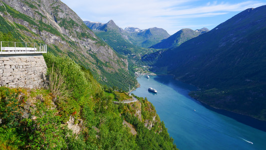 FjordGeirangerfjord和渡轮船从挪威Ornesviven观望点看旅行目的地挪威FjordGeirangerfjo图片