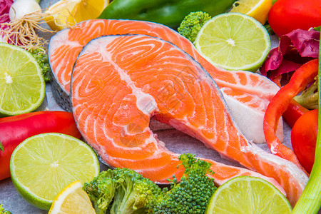 含有新鲜和彩色蔬菜成分的新鲜鲑鱼图片