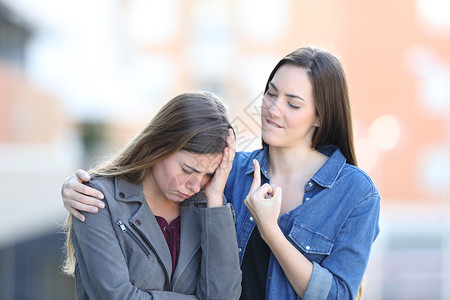 被街上一个坏朋友安慰的可怜女人图片