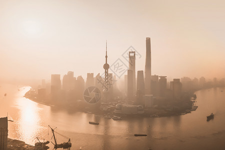 上海市的摩天大楼和高办公的空中景象日出时金融区和亚洲智能城市的商业中心图片