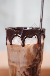 木制桌上的冰咖啡照片背景图片