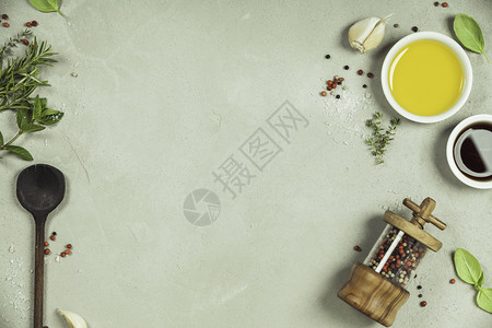橄榄油甘蓝醋胡椒和混凝土背景的草药烹饪原料顶层观点文字空间健康的食物素或饮营养概念图片