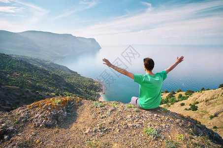 男人在断裂边缘概念场景图片