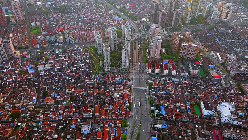 红房子的空中景象住宅区从上到的城市住房开发顶级观点上海市的房地产
