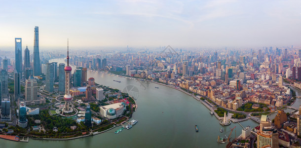 黄浦河HuangpuRiver上海市摩天大楼和高办公的空中景象日出时金融区和亚洲智能城市的商业中心图片