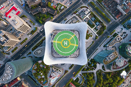 直升机停坪的空中景象摩天大楼屋顶上的直升机着陆场上海市的高层办公大楼亚洲智能城市的金融区和商业中心图片
