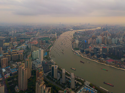 黄浦河上海市的摩天大楼和高办公的空中景象日落时金融区和亚洲智能城市的商业中心图片