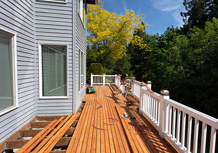 正在对门外木甲板进行改造安装新的红雪松木地板图片
