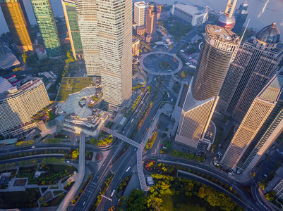 环绕上海市摩天大楼和高办公的环形图景亚洲智能城市的金融区和商业中心图片