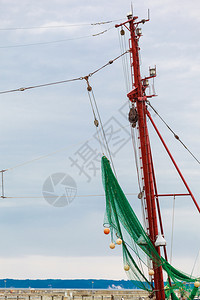 游艇上的许多绳子和渔网游艇物体概念许多绳子和渔网图片