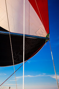 上浮帆船的斯宾纳克人蓝天空背景海上航行物体的概念上浮斯宾纳克人上浮的蓝天空背景图片