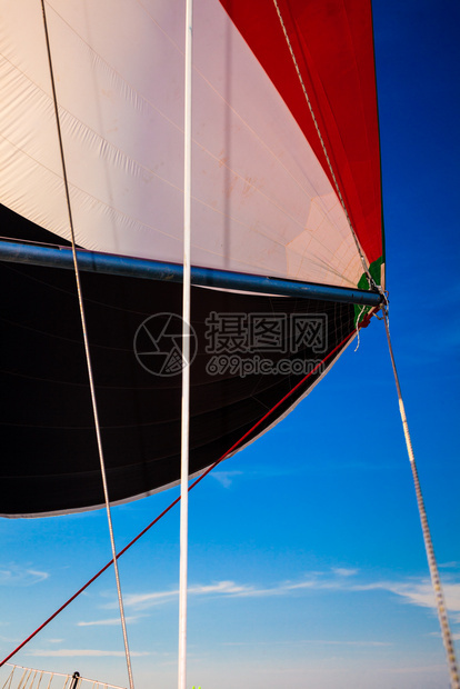 上浮帆船的斯宾纳克人蓝天空背景海上航行物体的概念上浮斯宾纳克人上浮的蓝天空背景图片