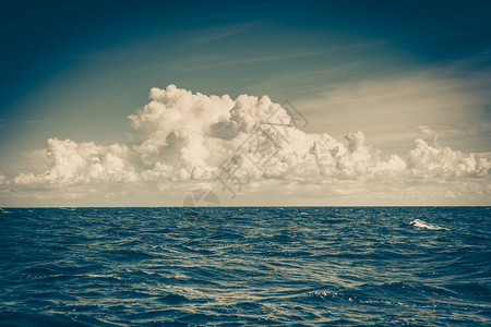 海平面和天空静的景象蓝色水自然的构成美丽的海景夜晚平面和天空图片