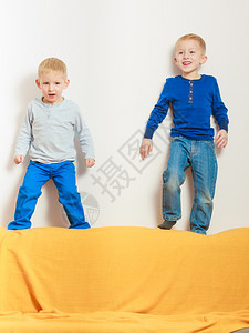 两个小男孩一起玩着家里玩图片
