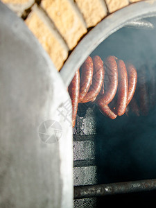 传统食物家用烟熏香肠肉挂在家用烟屋里图片