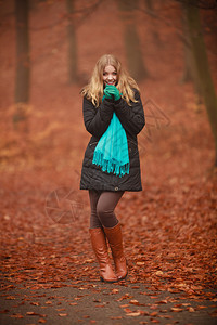 女孩在公园里游荡年轻女在外面闲逛享受秋天的气图片