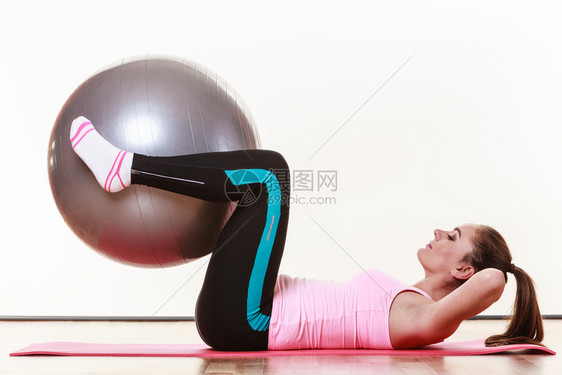 运动健身人体操概念做腹部手术的女孩穿运动服的女士图片