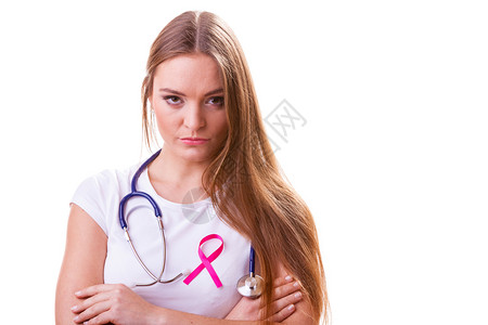 胸前带有听诊器和粉色丝带辅助标志的女医生保健治疗乳腺癌认识概念胸前带有粉色丝辅助标志和听诊器的妇女胸前带有粉色丝辅助标志和听诊器图片