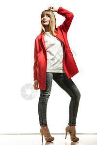 时装身穿鲜红色羊毛大衣高跟鞋的全身着鲜艳红毛衣穿着高跟鞋的金发时装年轻时装女模特背景图片