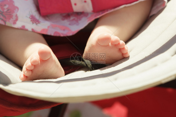 幼童对新生儿的皮肤护理概念小婴儿可爱的腿脚图片