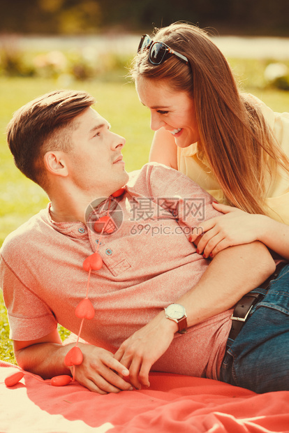 浪漫情人节的休闲概念有心链和女孩的男有爱象征的年轻夫妇在公园里呆一起有心链和女孩的男图片