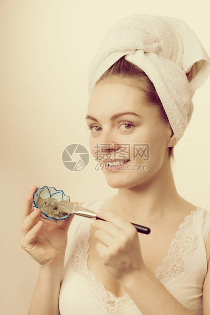 皮肤护理妇女用刷泥蒙面女孩用油的肤色美容治疗妇女用刷泥蒙面图片