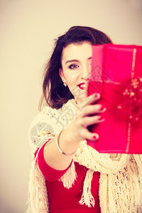 盛装大红礼盒圣诞节庆祝概念彩色形象红圣诞礼物盒的妇女图片