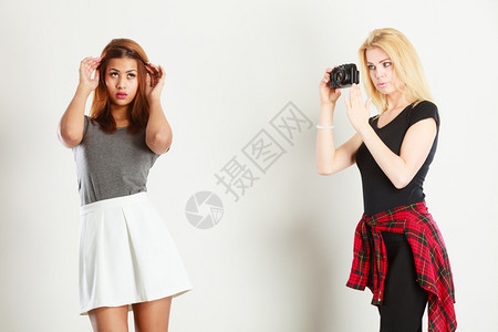 摄影师和模特金发女孩拍摄图像用相机照拍摄穆拉托女模特金发孩拍摄穆拉托模特图片