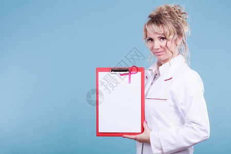 乳癌肿瘤妇科医生用空白纸显示红色文件夹用于诊断空白文件中的粉色认识带文件夹和粉红色丝带的女医生文件夹和粉红色丝带的女医生图片