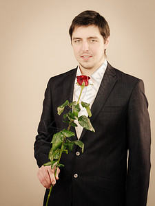 男人穿的聪明衣服着红玫瑰的优雅年轻男人穿着黑色经典西装和白衬衫的帅哥图片
