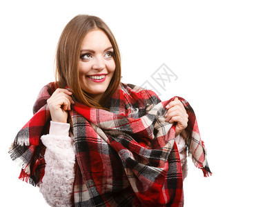 穿着明亮毛衣和温暖羊大围巾的长发女孩的肖像图片