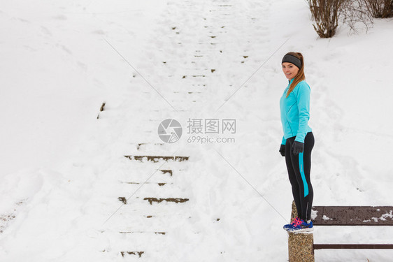 户外活动人们闲暇时间概念冬季外出年轻妇女有吸引力的孩蓝色跳跃器和腿部冬季外出年轻妇女图片