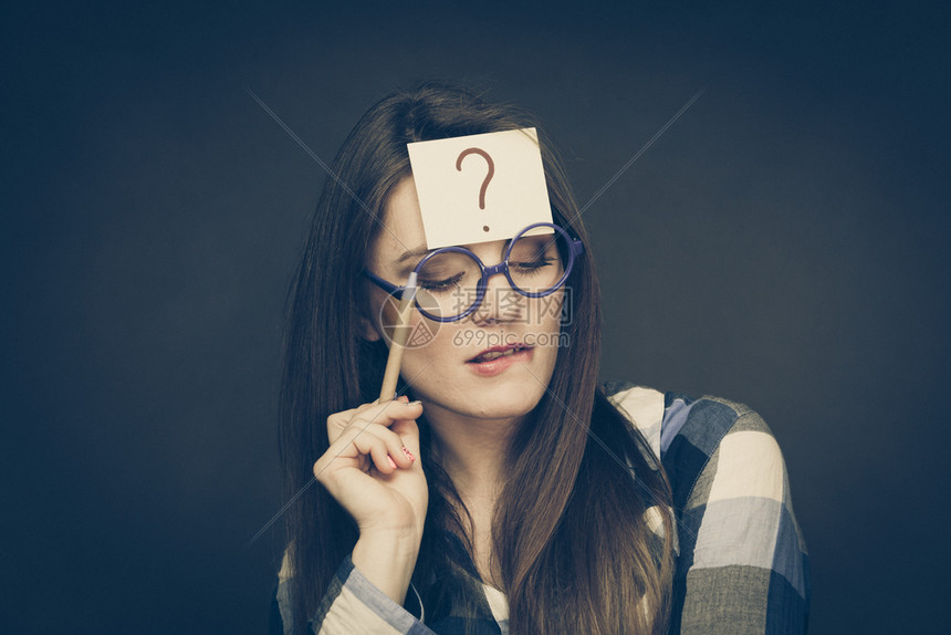 写着问号头部有眼镜制片厂的可疑年轻女被黑人拍到女在头部上写着问号